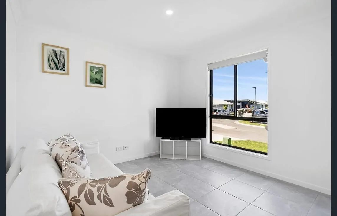 Family-Perfect Home Relax, Swim, Explore, Repeat! Palmview Holiday home